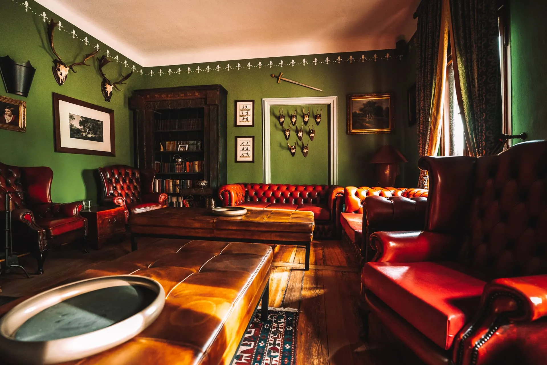 Kaminzimmer mit Chesterfield-Sofas